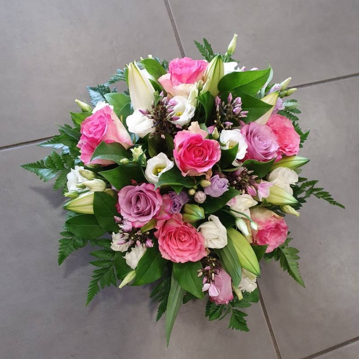 Panier de fleurs roses et parme
