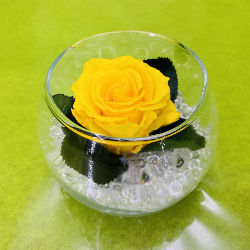 Vase boule avec bouton de rose jaune stabilisé éternel et perles de pluie  blanche. | FLOR'M by Nico Fleur