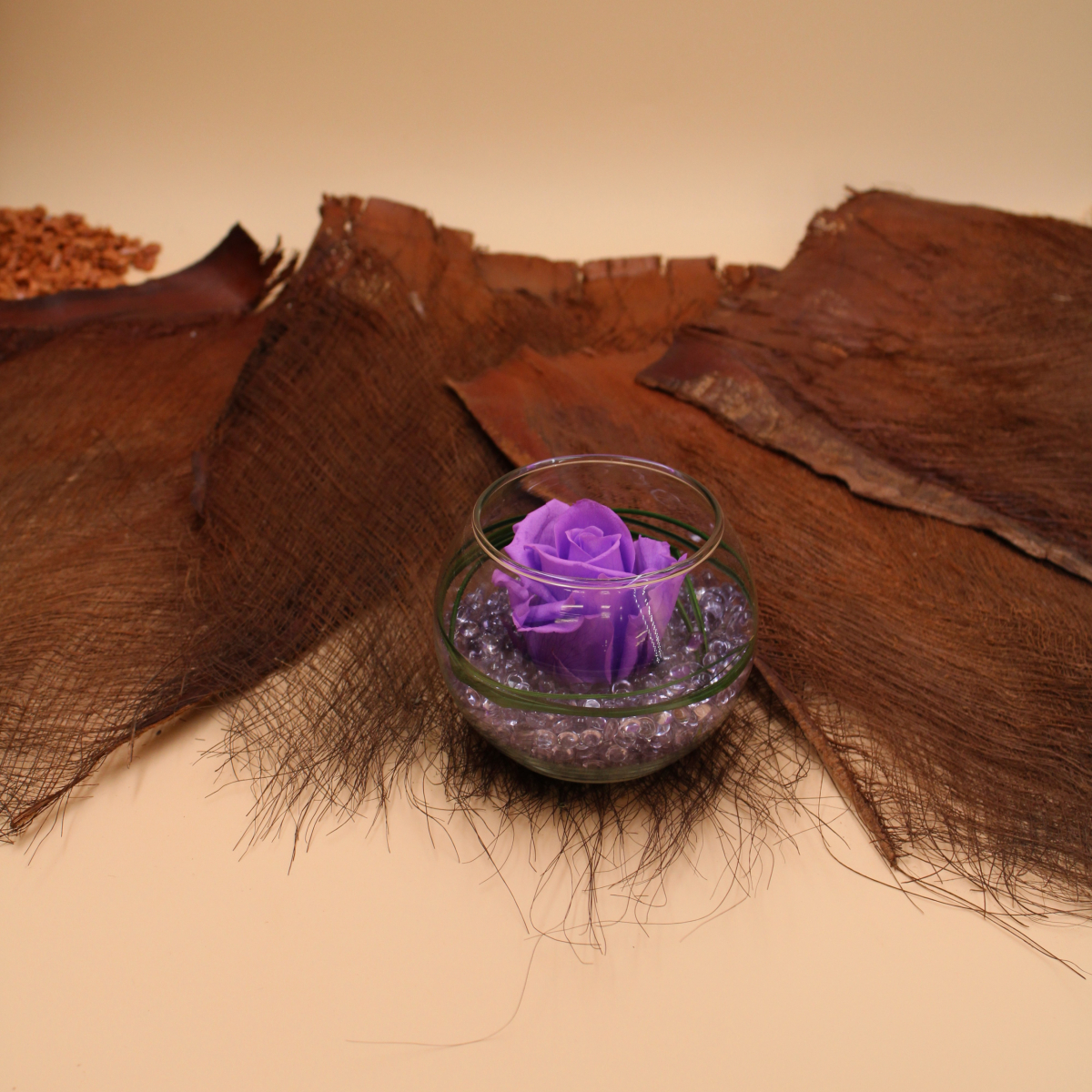 Vase boule avec bouton de rose éternel stabilisé violette 2 | FLOR'M by  Nico Fleur