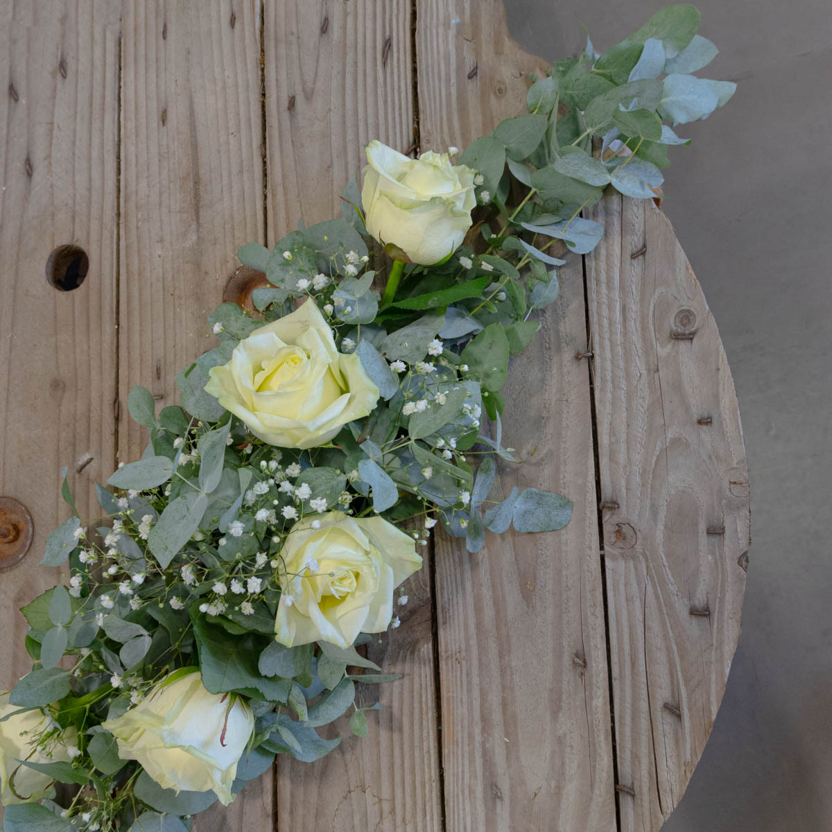 Centre de table allongé roses blanches | FLOR'M by Nico Fleur