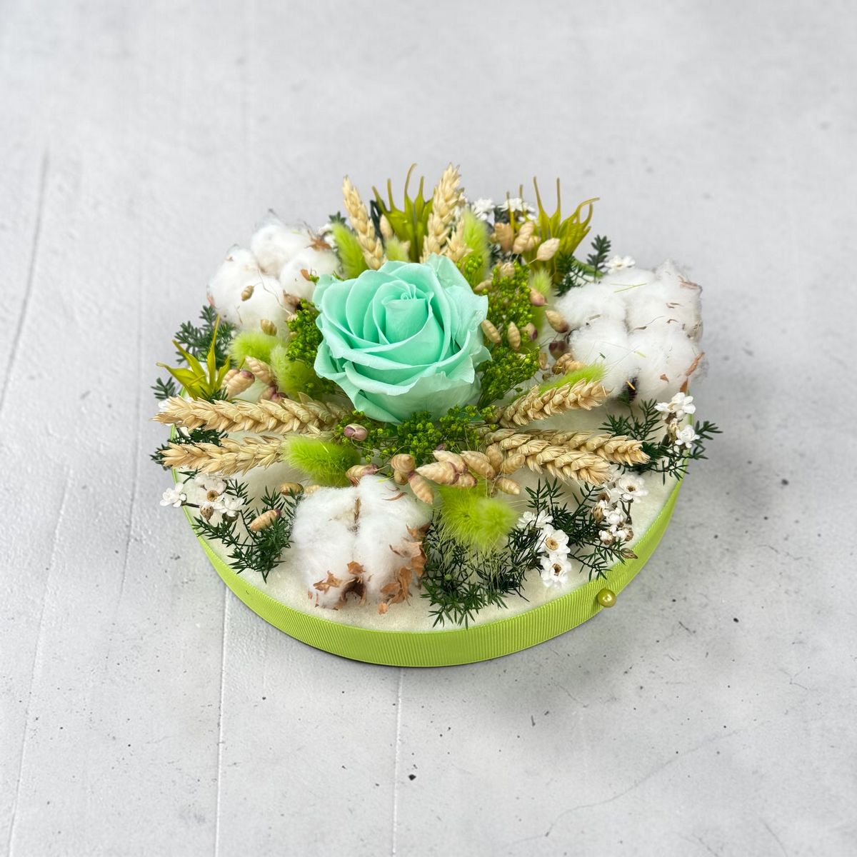 Gâteau de fleurs séchées vert et blanc